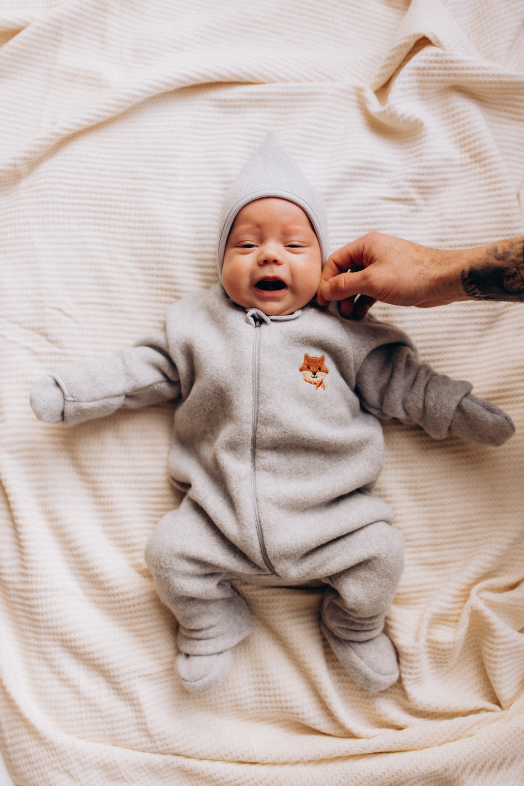 Woolly Organic Embroidered Onesie AW26 tutina pile cotone volpe