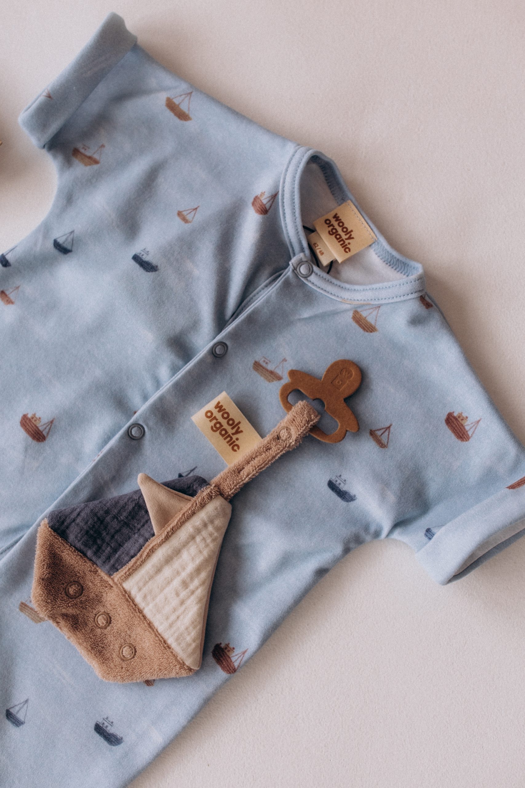 Woolly Organic Shortie SS27 pagliaccetto neonato cotone Sail to Sleep