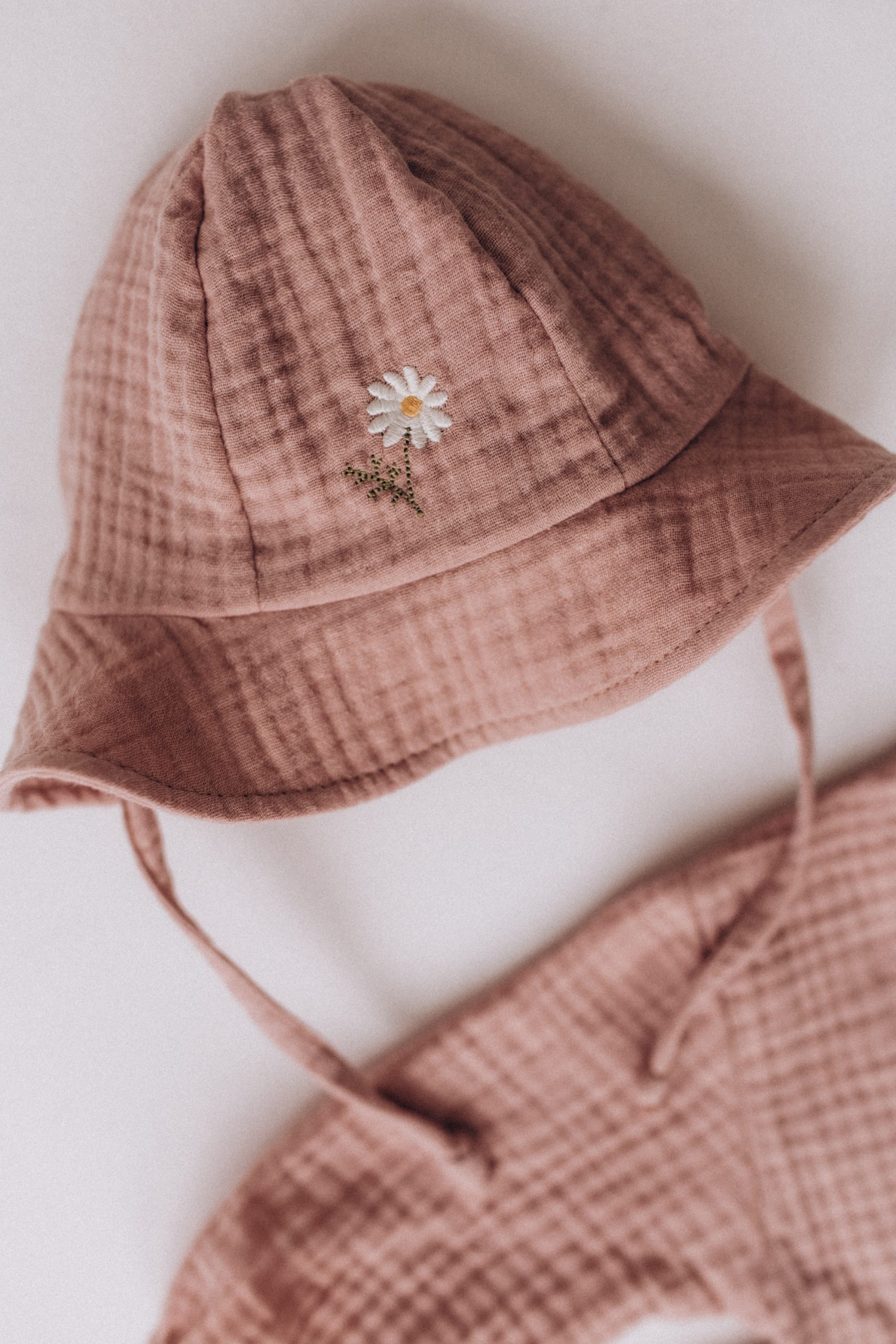 Woolly Organic Baby cappello sole mussola ricamato cotone bio