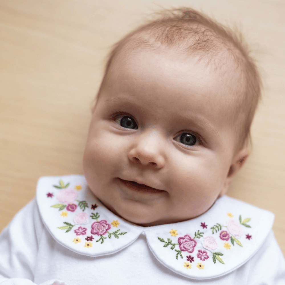 Petite Citrouille Maria body neonato cotone rosa fiori ricamati