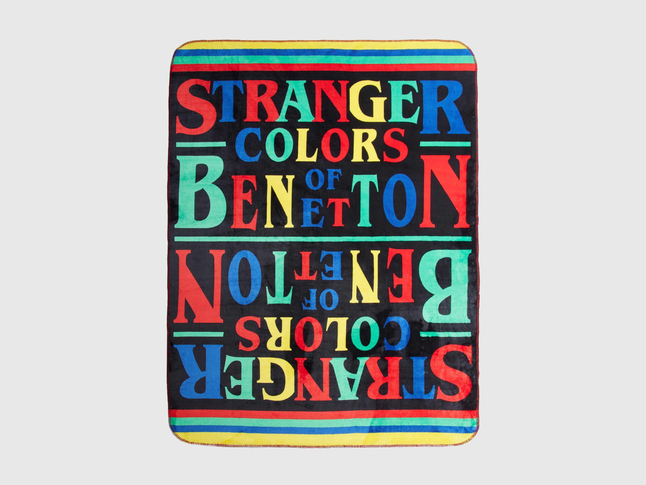 United Colors of Benetton coperta pile Stranger Things scritta