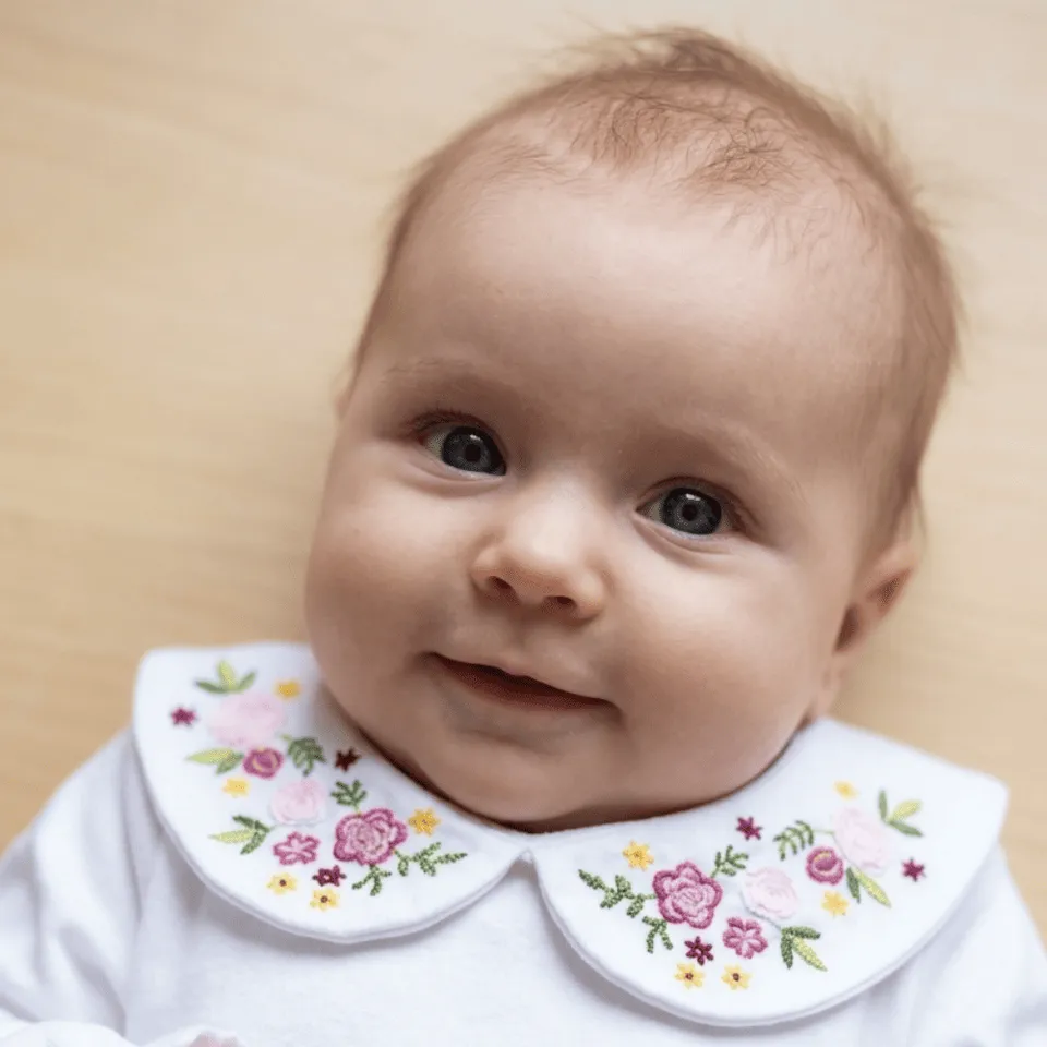 Petite Citrouille Maria body neonato cotone rosa fiori ricamati
