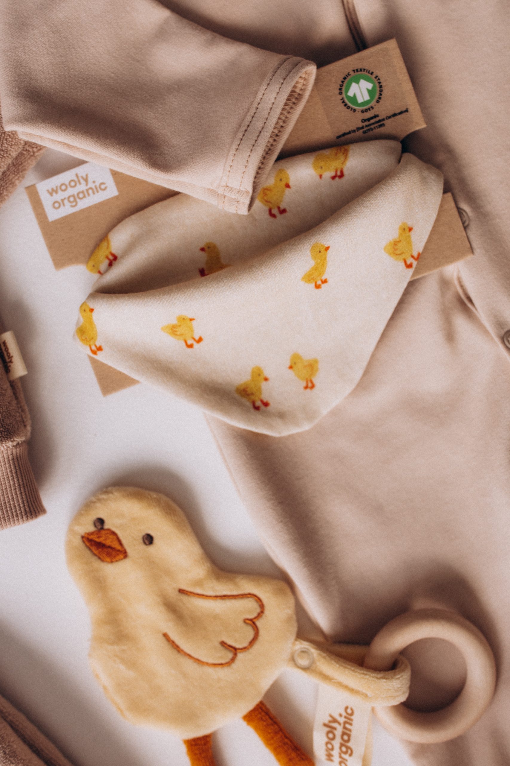 Woolly Organic Crinkly Chick peluche pulcino cotone organico