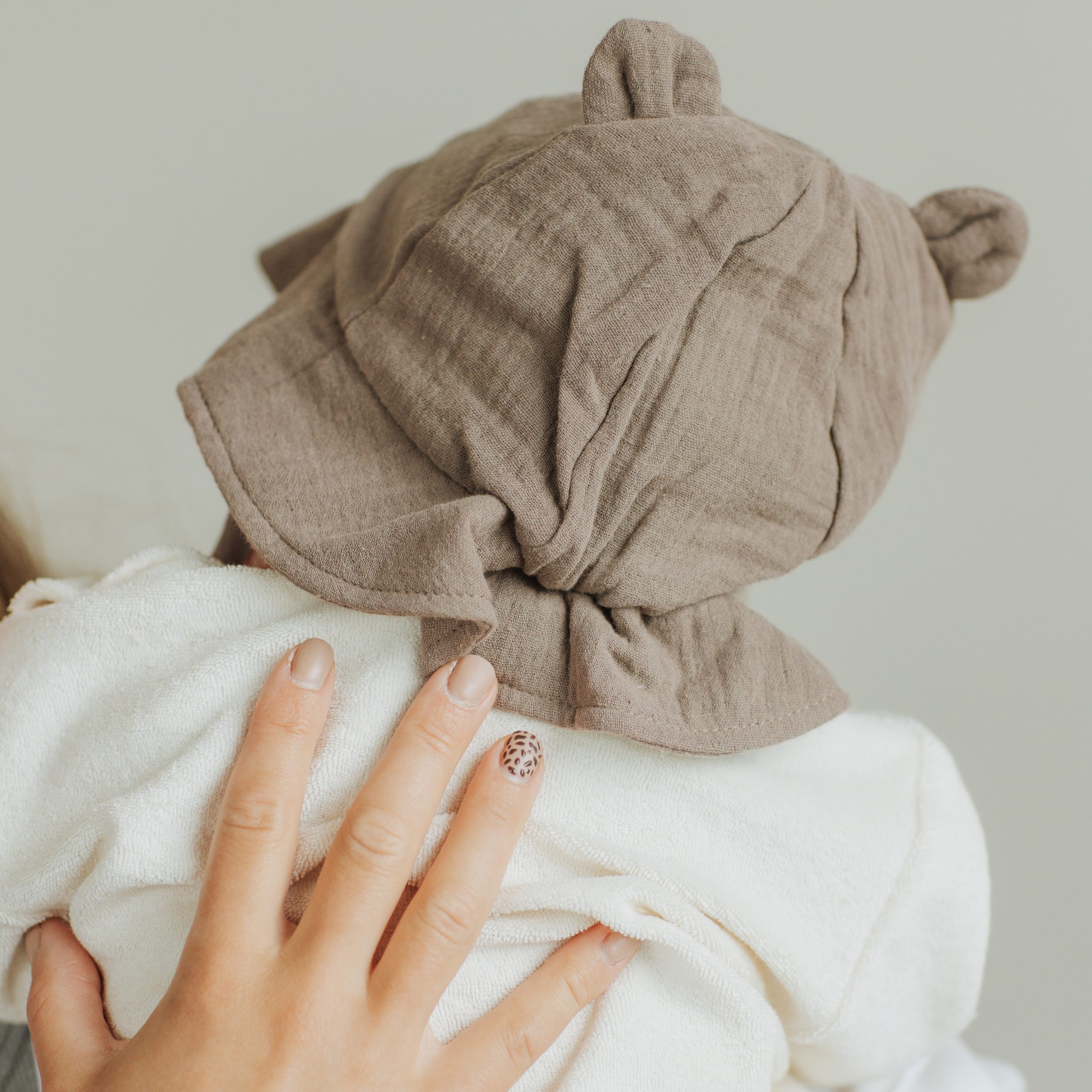 Woolly Organic Muslin cappello sole neonato orsetto cotone bio