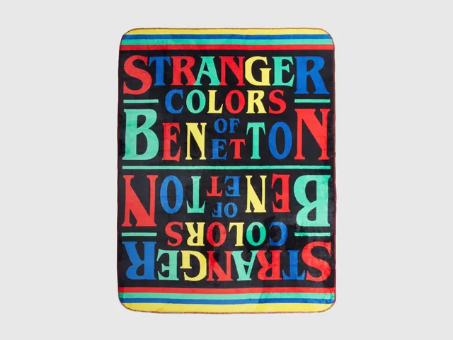 United Colors of Benetton coperta pile Stranger Things scritta