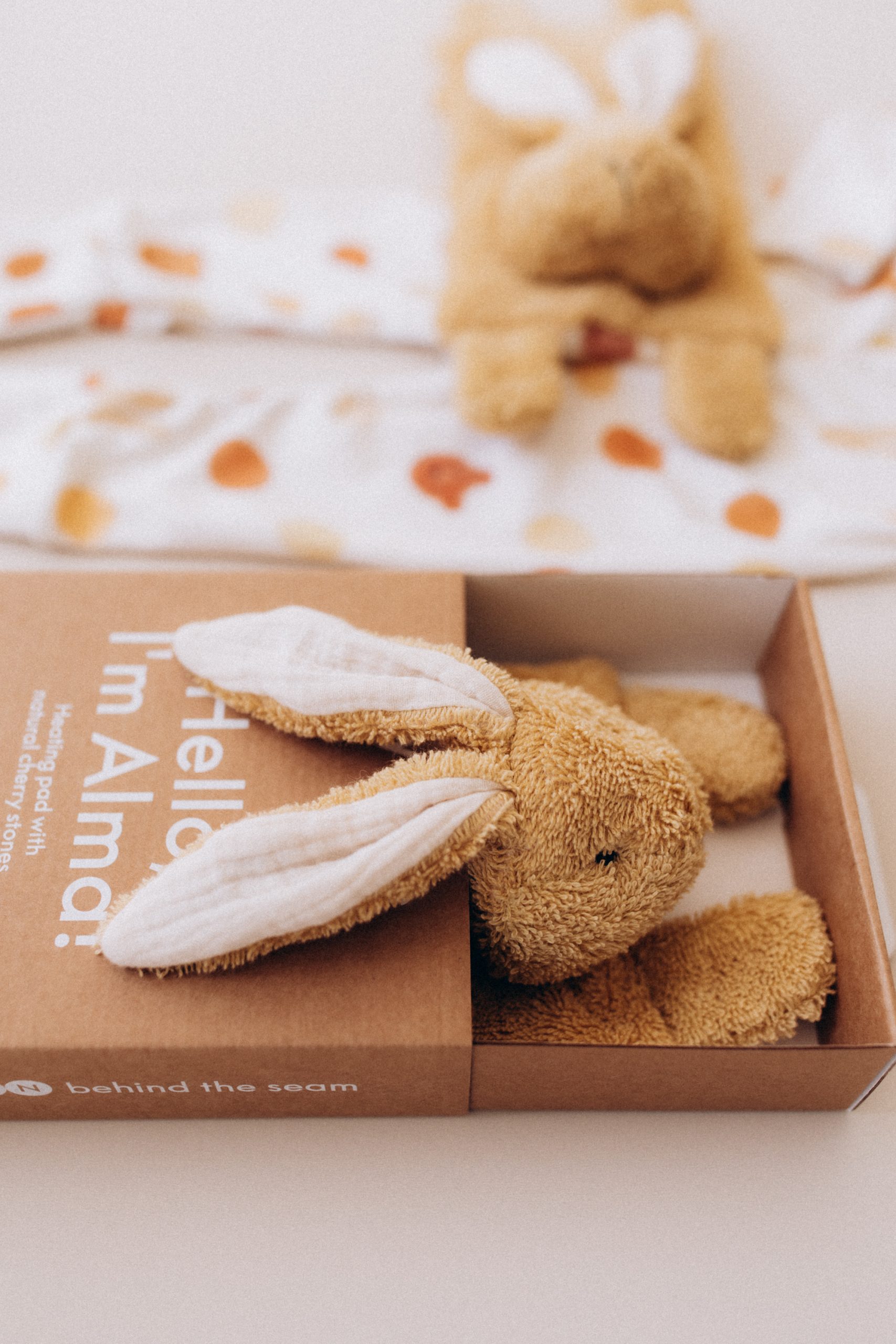 Woolly Organic Bunny cuscinetto noccioli ciliegia 34 cm