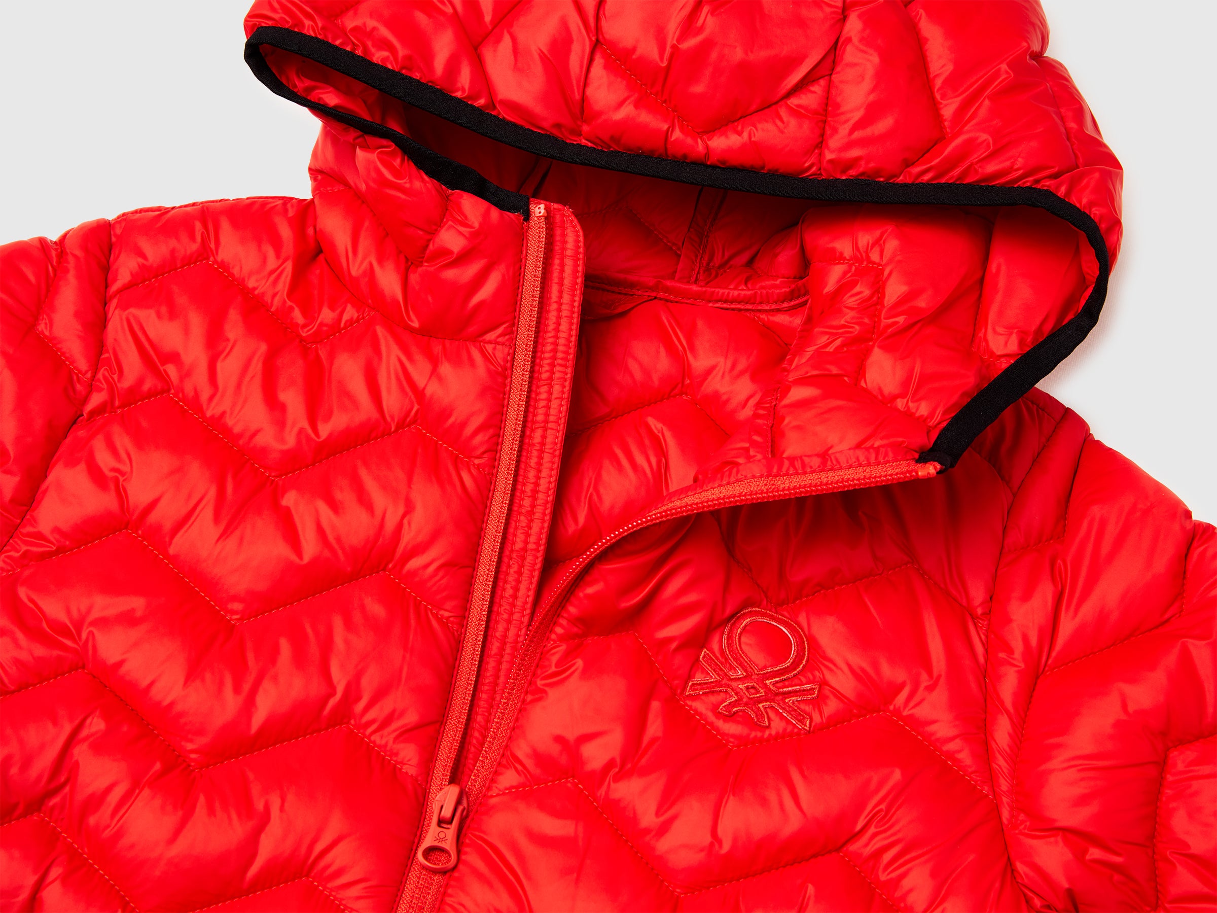 United Colors of Benetton Giacca Imbottita con Cappuccio Nylon Leggero