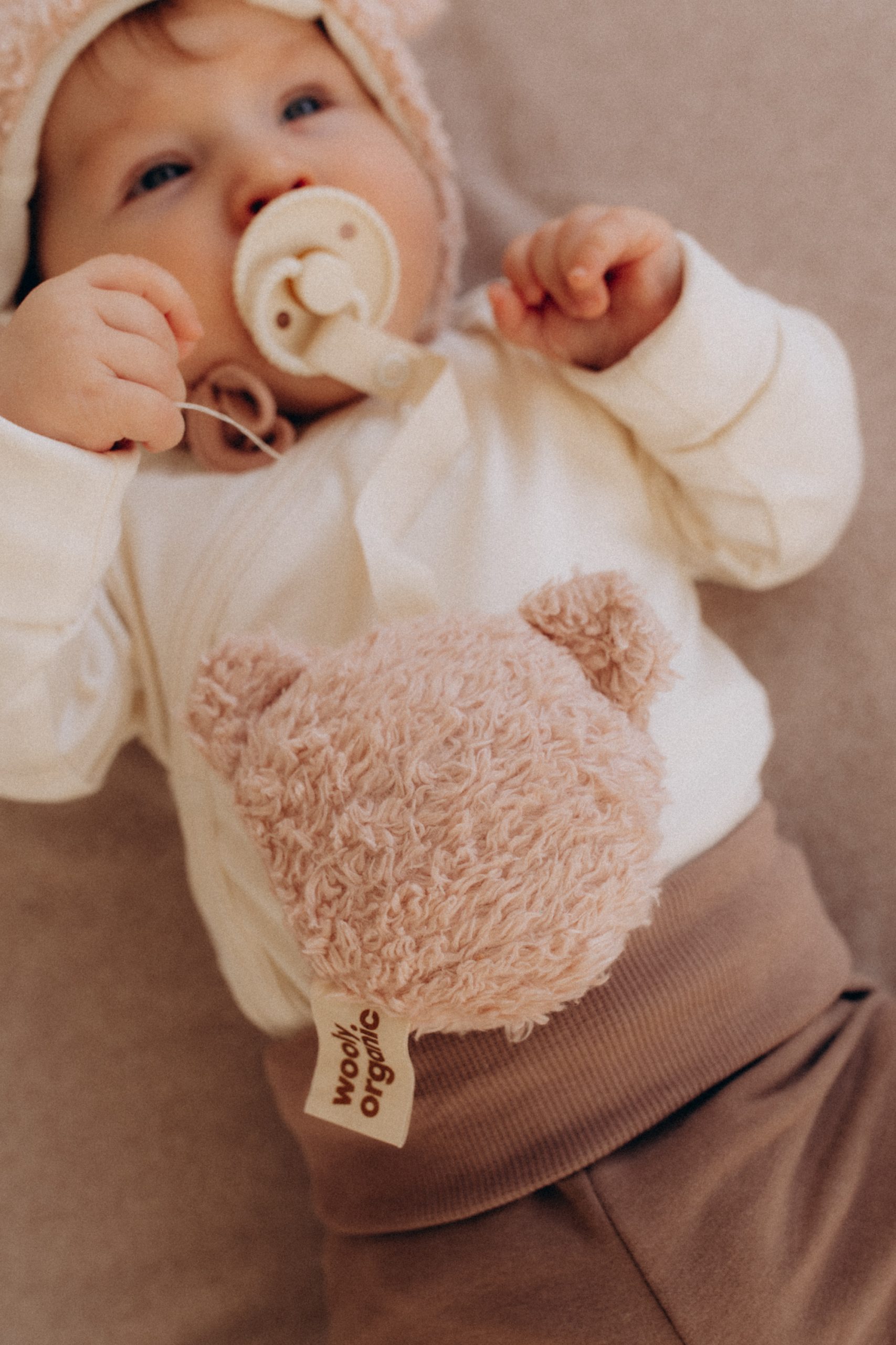 Woolly Organic Teddy AW26 porta ciuccio peluche orsetto cotone bio
