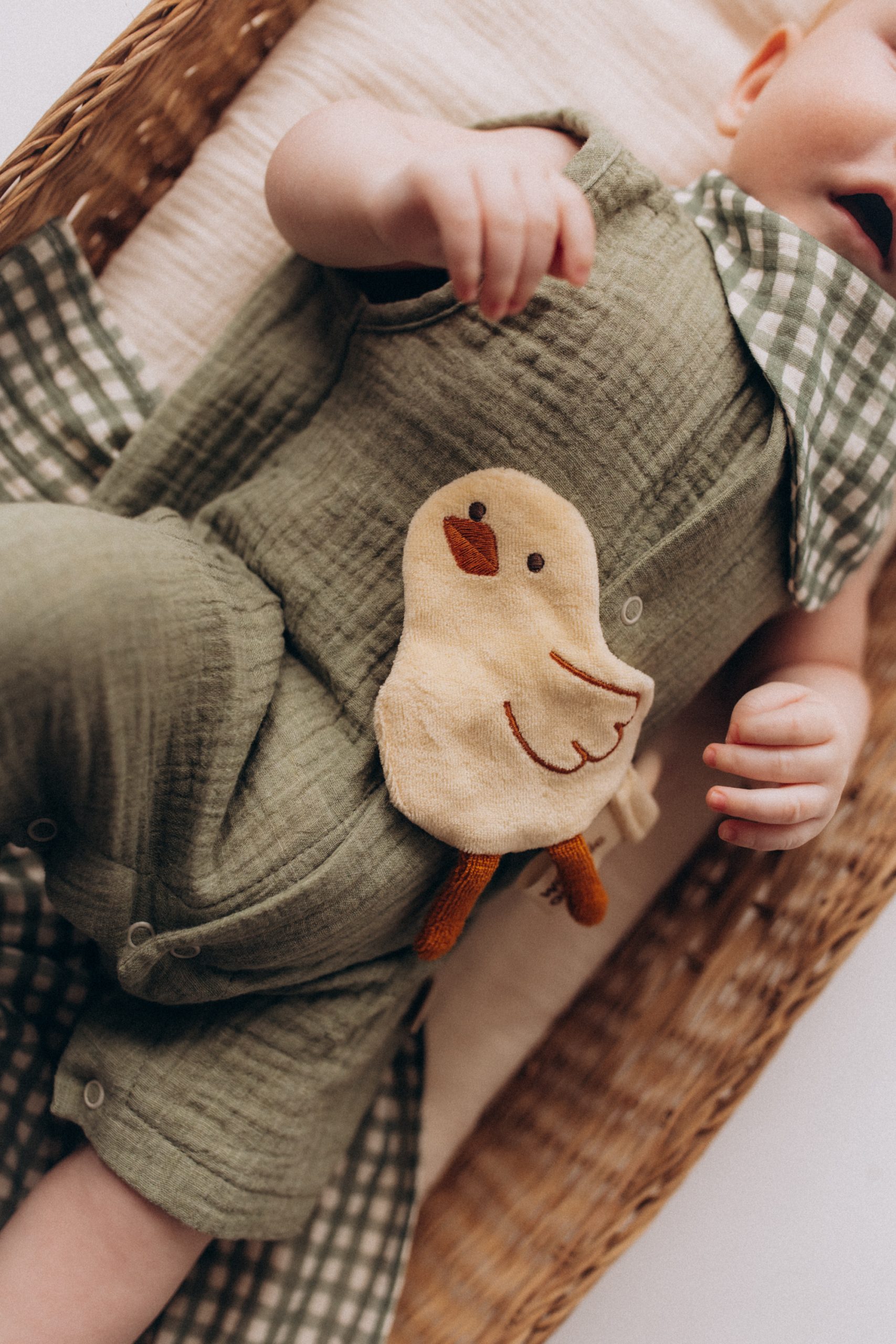 Woolly Organic Crinkly Chick peluche pulcino cotone organico