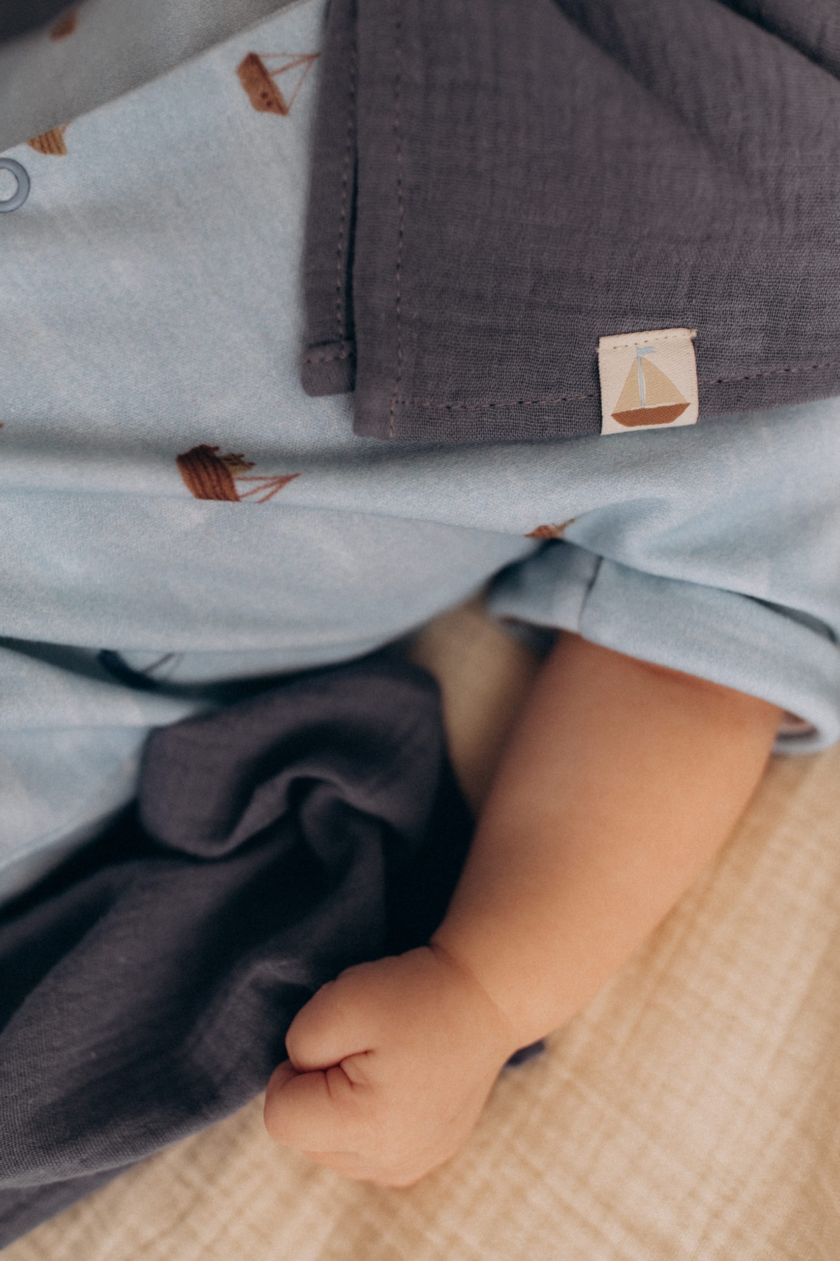 Woolly Organic Shortie SS27 pagliaccetto neonato cotone Sail to Sleep